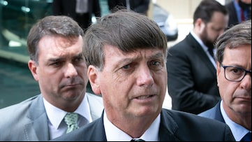 O presidente Jair Bolsonaro com o filho Flávio durante entrevista coletiva em frente ao Ministério da Economia. Foto: Washington Costa / ME