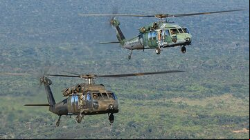 Cinco helicópteros H-60L Black Hawk em voo. Foto: Johnson Barros/Força Aérea Brasileira (FAB)