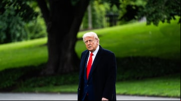 O presidente dos Estados Unidos, Donald Trump, caminha na Casa Branca, em Washington