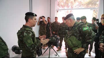 SÃO PAULO 16/12/2024 CIDADE INAUGURAÇAO EXERCITO 1 CAMPANHIA ANTICARRO MECANIZADA- Inauguração da 1ª Companhia Anticarro Mecanizada participação do General de Exército Tomás Miguel Miné Ribeiro Paiva, Comandante do Exército. O Exército Brasileiro ativará a 1ª Companhia Anticarro Mecanizada, subordinada à 11ª Brigada de Infantaria Mecanizada e sediada no Aquartelamento Duque de Caxias, em Osasco (SP).
A Companhia Anticarro possuirá a capacidade de mobilização estratégica, com um deslocamento mais rápido, e, por isso, será instalada em São Paulo, em apoio às Forças de Emprego Estratégico do Exército. A unidade será equipada com avançados mísseis Spike LR2, que combinam inteligência artificial e alta precisão. Além deles, o míssil brasileiro Max MSS 1.2 AC, fabricado no Vale do Paraíba, também fará parte da dotação da Companhia, a partir do próximo ano Essa implementação agrega a capacidade anticarro já prevista na doutrina terrestre atual, sendo um o fundamental na sequência de atividades planejadas pelo Exército de acordo com o Sistema de Planejamento Estratégico do Exército (SIPLEx), para modernização da Força. Sua sede ocupa antigas estruturas já existentes, após readequação para atender às demandas operacionais, otimizando os recursos e agilizando a criação da nova unidade. FOTO ALEX SILVA/ESTADÃO. Foto: ALEX SILVA