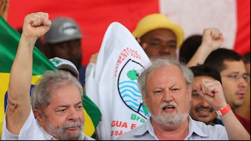 Luiz Inácio Lula da Silva e João Pedro Stedile entre militantes dos Movimentos Populares pela Democracia Contra o Golpe, que estão acampados no estacionamento do Ginásio Nilson Nelson, em Brasilia (DF). Foto: Dida Sampaio/Estadão