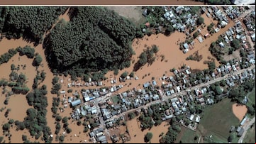 Em Taquari, água inundou ruas e invadiu bairros. Imagem mostra captura de satélite em setembro de 2023 (acima) e em maio de 2024 (abaixo)