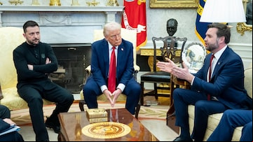 O presidente ucraniano Volodmir Zelenski, à esquerda, conversa com o vice-presidente JD Vance, à direita, durante uma reunião com o presidente Donald Trump, ao centro, no Salão Oval, em 28 de fevereiro de 2025.