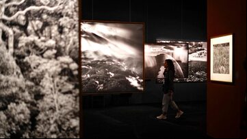 A woman attends Brazilian photojournalist Sebastiao Salgado's exphosition “Amazonia” at the Museum of Tomorrow in Rio de Janeiro, Brazil, on July 18, 2022. (Photo by MAURO PIMENTEL / AFP). Foto: Mauro Pimentel/AFP