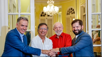 Presidente da República, Luiz Inácio Lula da Silva, é recepcionado pelo novo Presidente da República Oriental do Uruguai, Yamandú Orsi, o Presidente da República do Chile, Gabriel Boric, e o Presidente da República da Colômbia, Gustavo Petro. Montevidéu - Uruguai. Foto: Ricardo Stuckert/PR