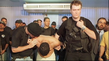 Elias é apresentado na Polícia Civil no dia da sua prisão, 19 de setembro de 2002. Foto: WILTON JUNIOR/ESTADÃO