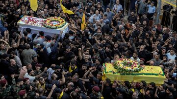 Libaneses participam de funeral de integrantes do Hezbollah que morreram após múltiplas explosões de pagers e walkie-talkies