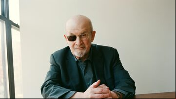 Salman Rushdie em Nova York, em 22 de março de 2024. O autor lança 'Faca', um livro de memórias sobre o atentado que sofreu em 2022.