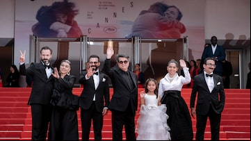 Da esquerda, Ebrahim Azizi,Mariam Afshari, Majid Panahi, Jafar Panahi, Delnaz Najafi, Hadis Pakbaten e Vahid Mobseri, na estreia de 'It Was Just an Accident no Festival de Cannes; o filme ganhou a Palma de Ouro