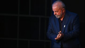 BRA. BRASÍLIA (BRASIL), 13/12/2022. - El presidente electo de Brasil, Luiz Inacio Lula da SIlva, llega al evento de cierre de los trabajos realizados por el equipo de transición hoy, en Brasília (Brasil). El presidente electo de Brasil, Luiz Inácio Lula da Silva, concluyó este martes los trabajos del equipo de transición con unas duras críticas al mandatario Jair Bolsonaro, a quien calificó como un "ser irracional" e "inhumano". EFE/ Andre Borges