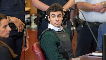 Luigi Mangione, acusado de ass o CEO Brian Thompson, ao lado de sua advogada Karen Friedman Agnifilo na Suprema Corte de Manhattan durante audiência em 21 de fevereiro.