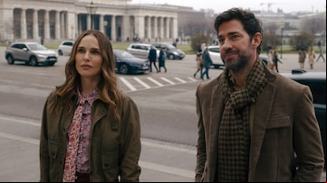 Natalie Portman e John Krasinski em 'A Fonte da Juventude', novo filme de Guy Richie. Foto: Apple TV+/Divulgação