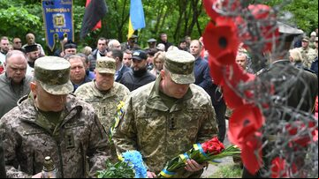 Militares ucranianos participam de uma cerimônia para marcar o Dia da Lembrança e o 80º aniversário do fim da 2ª Guerra, em Lviv