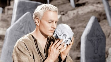 Cena do clássico 'Hamlet', adaptação de 1948, com Laurence Olivier no papel principal. Foto: Two Cities Films
