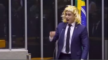 Nikolas Ferreira vestiu peruca e fez discurso transfóbico no Dia das Mulheres. Foto: Reprodução/TV Câmara